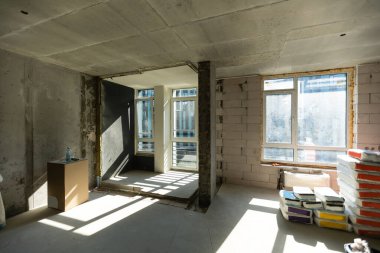 Apartmanda tamirat var. Odada duvar kağıtları var..