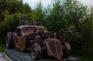 Gurivschina, Ukrayna - 4 Temmuz 2020 Kiev yakınlarındaki Victoria Film Stüdyosu. İçinde canavarlar, zombilerin arabası, kulübe ve yabancıların olduğu bir şato şeklinde bir film stüdyosu..