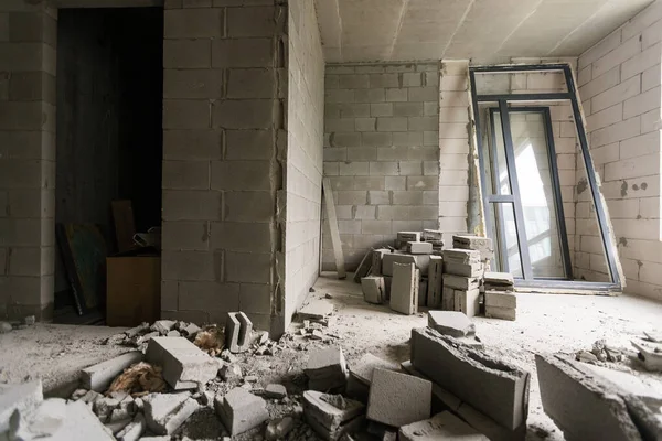 Verlaten huis binnen, vuile kamer, rotte geschilde muren. — Stockfoto