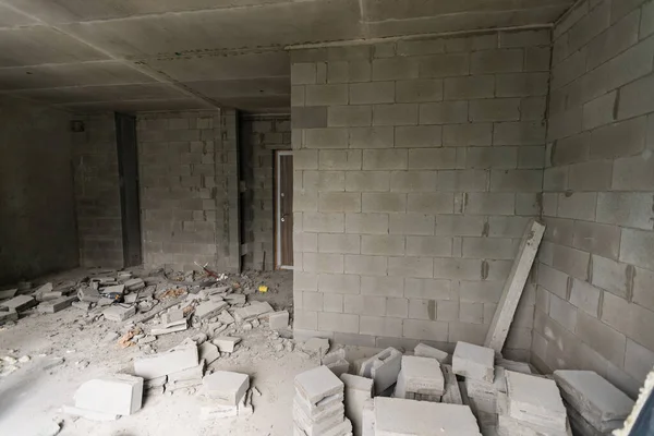 Duvarlar yıkıldı, apartmanın enkaz odaları yenilenmeye hazır, yıkılan duvarlar yıkıldı. — Stok fotoğraf