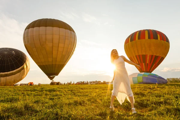 Een toeristische vrouw die geniet van een prachtig uitzicht op de ballonnen. Happy Travel concept — Stockfoto
