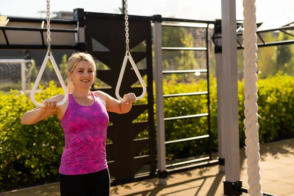 Mulher fitness fazendo situps no ginásio ao ar livre acordando treinamento de força — Fotografia de Stock