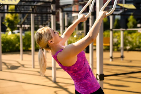 Fitness sport woman in fashion sportswear doing yoga fitness exercise in the street, outdoor sports, urban style — Fotografia de Stock