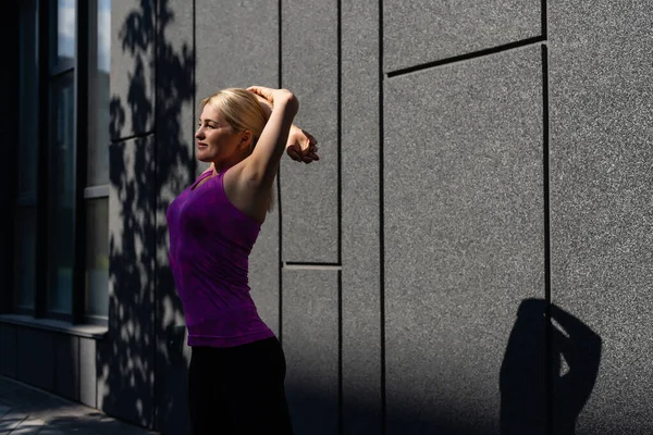 Sport donna che fa esercizio di stretching durante il cross training all'aperto — Foto Stock