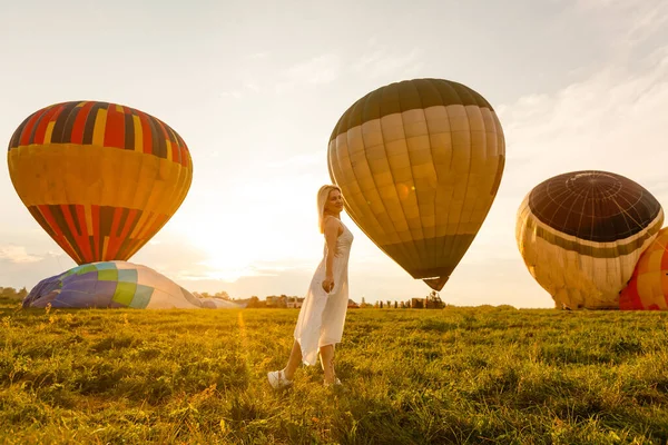 A tourist woman enjoying wonderful view of the balloons. Happy Travel concept — Stock Photo, Image