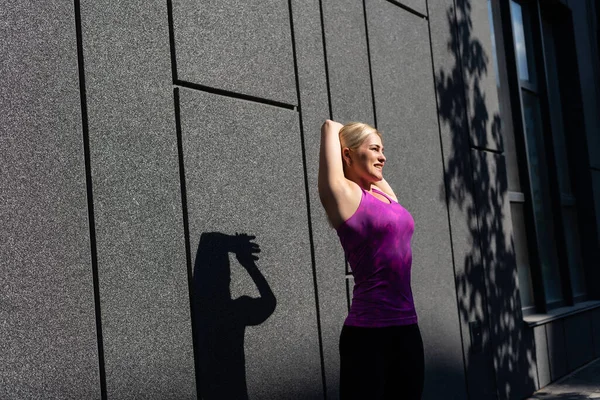 Fitness sport woman in fashion sportswear doing yoga fitness exercise in the street, outdoor sports, urban style — Stock Photo, Image