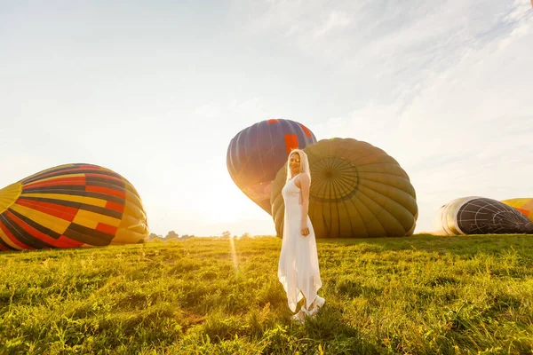 Geweldig uitzicht met vrouw en luchtballon. Artistiek beeld. Schoonheidswereld. Het gevoel van volledige vrijheid — Stockfoto