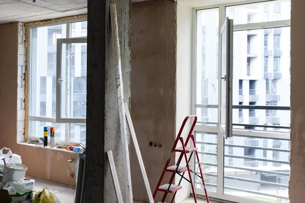 Rénovation de la maison dans la chambre pleine d'outils de peinture — Photo