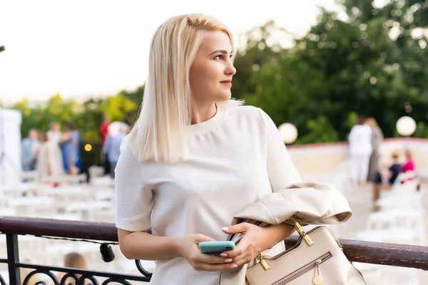 Närbild Mode kvinna porträtt av unga vackra trendiga flicka poserar på staden i Europa, sommar street mode, håller retro fedora hatt populär fram till 60-talet skrattar och ler porträtt.trendiga — Stockfoto