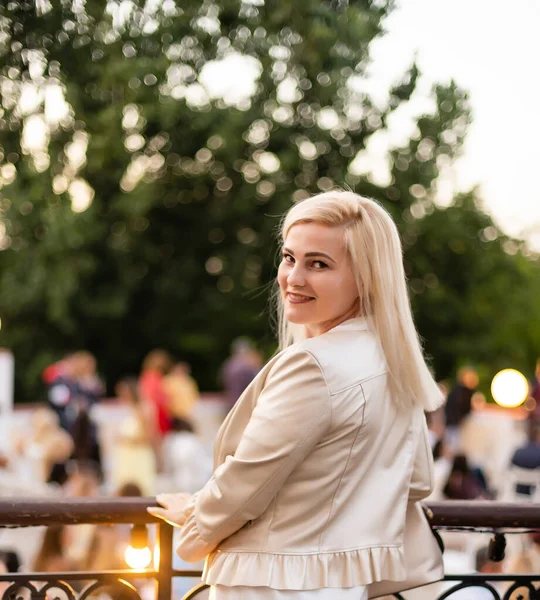 Une salle de concert vide, une femme près des chaises vides au concert — Photo