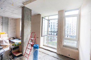 Boya malzemeleriyle dolu bir odada ev yenileme