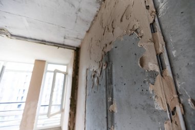 Boya malzemeleriyle dolu bir odada ev yenileme