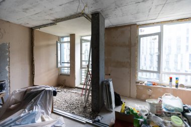 Boya malzemeleriyle dolu bir odada ev yenileme