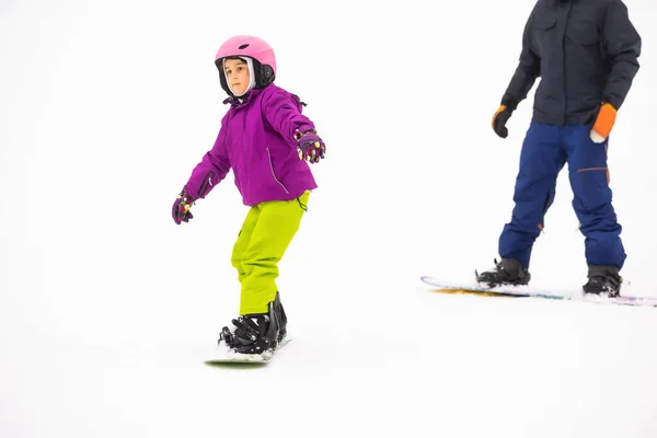 Au Cold Winder Day à la station de ski de montagne Père enseignement Petite fille Snowboard — Photo