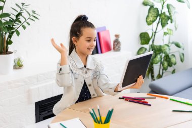 eğitim, ilkokul, öğrenme, teknoloji ve insanlar konsepti - tablet bilgisayarlı küçük kız