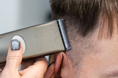 Özel makine saç stili vasıtasıyla erkek saç stili