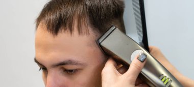 Bir kuaföre tıraş olan bir adam..