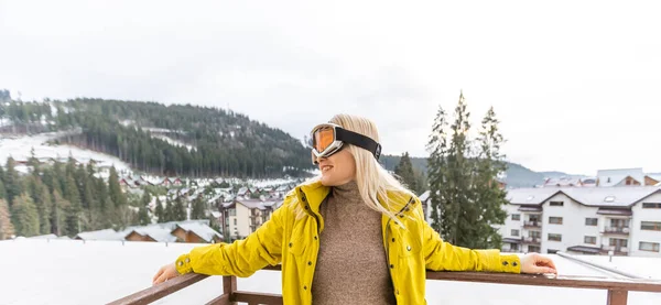 Mulher em um terraço admirando nas montanhas nevadas — Fotografia de Stock