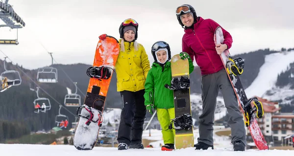 Família de snowboarders no resort de inverno nas montanhas — Fotografia de Stock