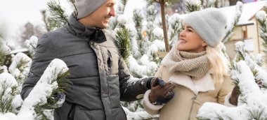 Karlı kış ormanlarında yürüyen, Noel tatilini birlikte geçiren mutlu bir çift. Açık havada mevsimlik aktiviteler. Yaşam biçimi