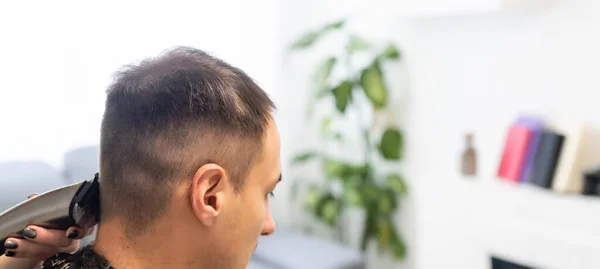 Mans hairstyle by means of the special machine hairstyle — Stock Photo, Image