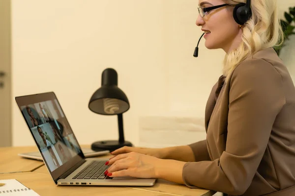 Portret van een gelukkige casual zakenvrouw zittend op haar werkplek in het kantoor — Stockfoto