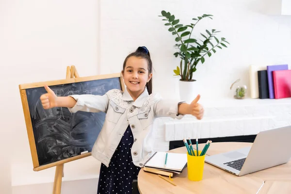 Kinderen, onderwijs en afstandsonderwijs concept, kleine student meisje met laptop computer thuis — Stockfoto
