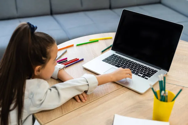 Klein meisje bijwonen van online e-learning platform klasse van thuis tijdens coronavirus uitbraak. — Stockfoto