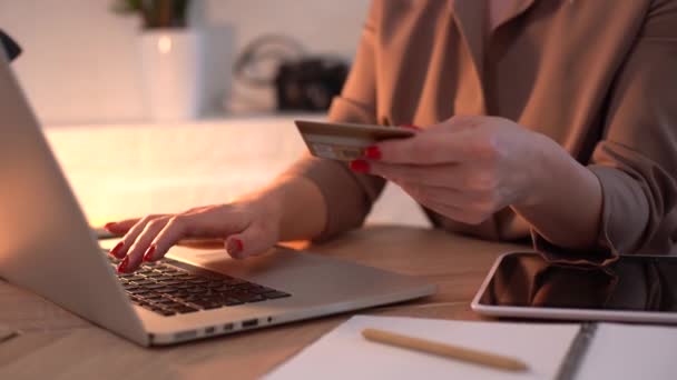 Weibliche Hände tippen die Kreditkartennummer auf die Computertastatur. Frau, die online einkauft. Online-Bezahldienst. — Stockvideo