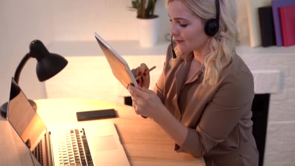 Mulher trabalhando com tablet, design — Vídeo de Stock