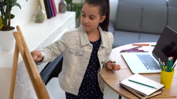 Έξυπνο κοριτσάκι μαθαίνει σε απευθείας σύνδεση σε ένα φορητό υπολογιστή, συνομιλία μέσω βίντεο στο σπίτι, μακρινή εκπαίδευση — Αρχείο Βίντεο