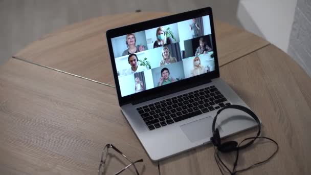 Tecnologia de videoconferência na cozinha para videochamada com colegas em casa e nos escritórios — Vídeo de Stock