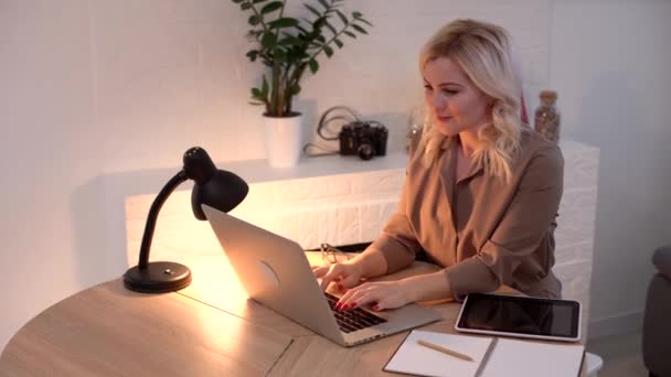 Lächelnd junge Geschäftsfrau professionelle Gespräche mit Laptop sitzen zu Hause im Büro Schreibtisch, glückliche Kundin, Bestätigung Online-Website einkaufen Bestellung Lieferkonzept — Stockvideo