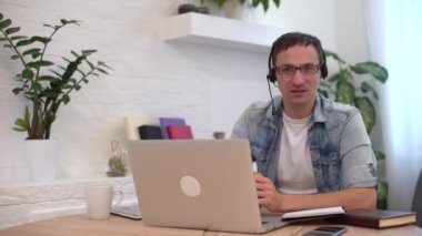 İş adamı video görüşmesi yapıyor, kameraya bakıyor ve konuşuyor, ortaklarla online stratejiyi tartışıyor, milenyum iş koçu Webinar 'ı kaydediyor, İnsan Kaynakları Müdürü iş görüşmesi yapıyor.