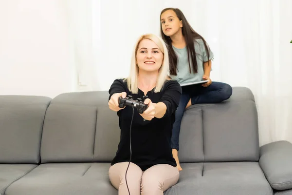 Ευτυχισμένη οικογένεια μαζί. Η μητέρα και το παιδί της παίζουν βιντεοπαιχνίδια. οικογένεια χαλαρώστε. — Φωτογραφία Αρχείου