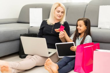 Bilgisayarlı mutlu anne ve çocuğun fotoğrafı, online alışveriş.