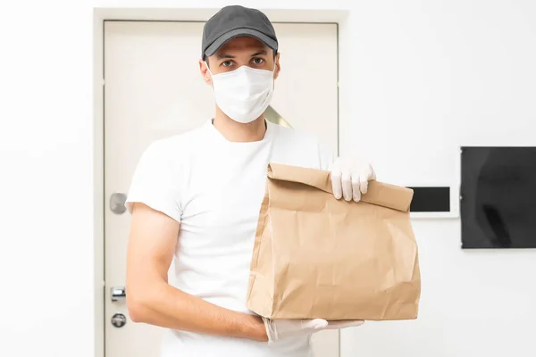 Entrega homem segurando caixas de papelão em luvas de borracha médica e máscara. espaço de cópia. Transporte de entrega rápido e gratuito. Compras online e entrega expressa. Quarentena — Fotografia de Stock