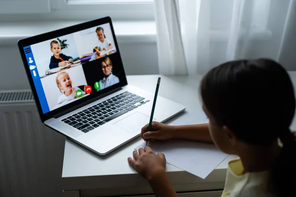 Vidám fiatal lány gyermekek laptopot használnak, online e-learning rendszeren keresztül tanulnak — Stock Fotó