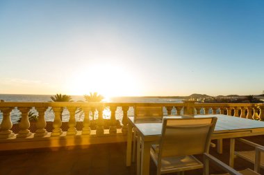 Otel terasından deniz manzarası