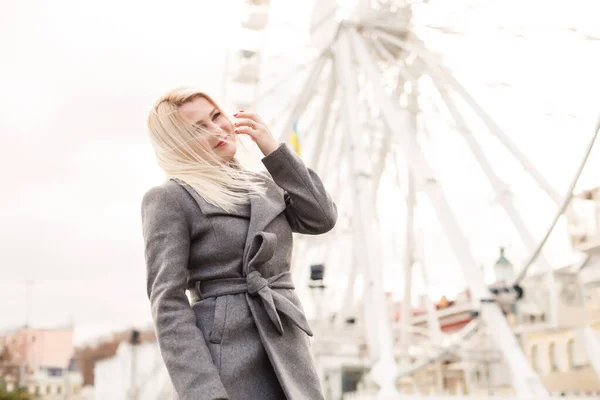 Stylische Frau posiert in der Nähe des Riesenrads — Stockfoto