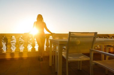 Otel terasından deniz manzarası