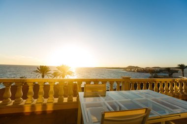 Otel terasından deniz manzarası