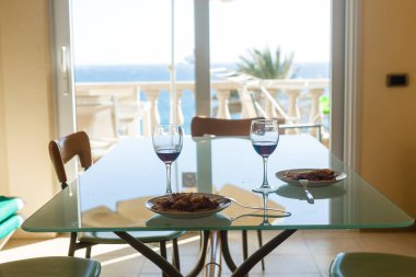 Evin penceresi açık, akşam ışığı daire odasını dolduruyor, parlak güneş ışığı pencereden içeri giriyor, rüzgar perdeyi kaldırıyor, yatak odasını yatmadan önce havalandırıyor.