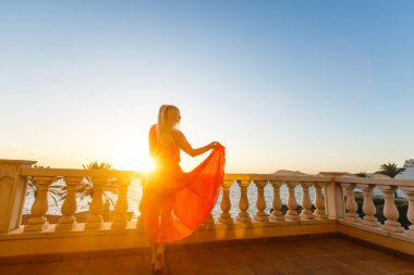 Otel terasından deniz manzarası