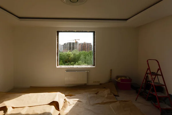 Geniş panoramik pencereye boş çerçeve. Çok katlı bir apartmanın penceresinden muhteşem bir manzara. Çatılar dolusu ev ve ağaçlar. Pencereden manzara çok güzel. Çerçeve — Stok fotoğraf