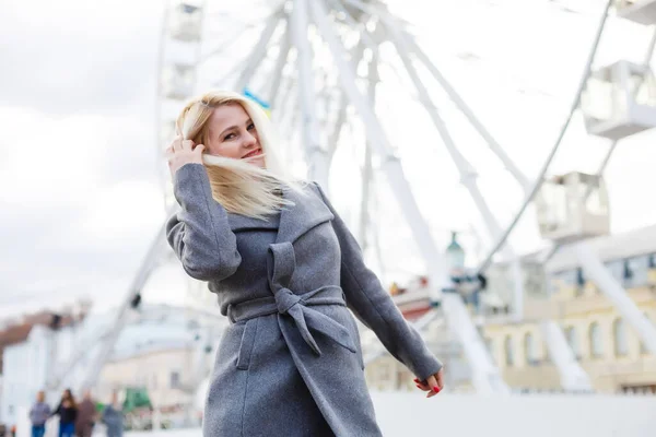 Femme élégante posant près de la roue ferris — Photo