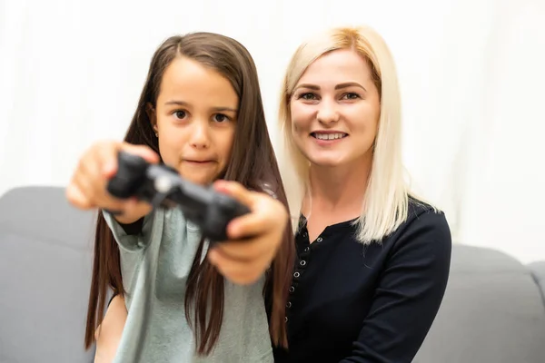 Familia feliz juntos. madre y su hija jugando videojuegos. familia relajarse. — Foto de Stock