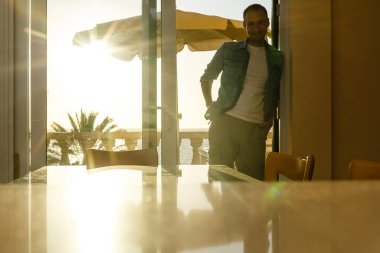 Aile tatilde, siluetler gökyüzünde