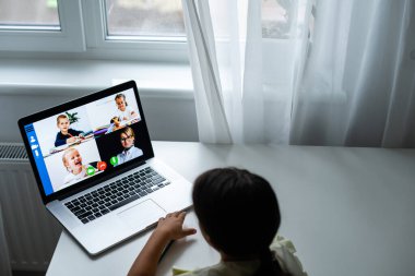 ev, eğlence, teknoloji ve internet konsepti - evde dizüstü bilgisayarı olan küçük kız, küçük kız görüntülü sohbet kullanıyor