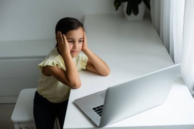 ev, eğlence, teknoloji ve internet konsepti - evde dizüstü bilgisayarı olan küçük kız, küçük kız görüntülü sohbet kullanıyor